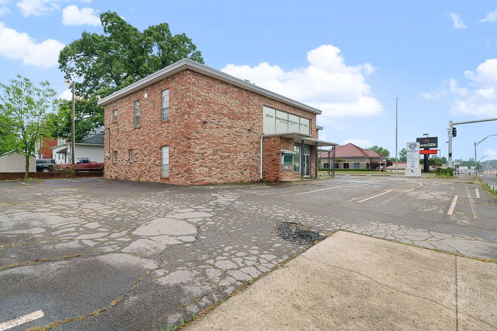 Office For Sale: 1500 Main St, Van Buren, AR 72956